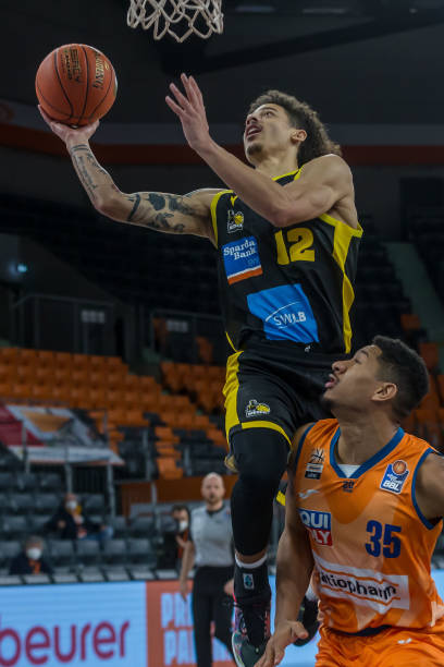 闻发布会上 闻发布会上